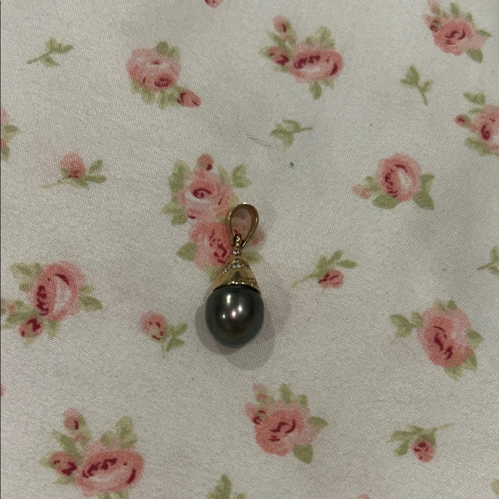 Elegant Black Pearl 14k gold pendant with diamonds